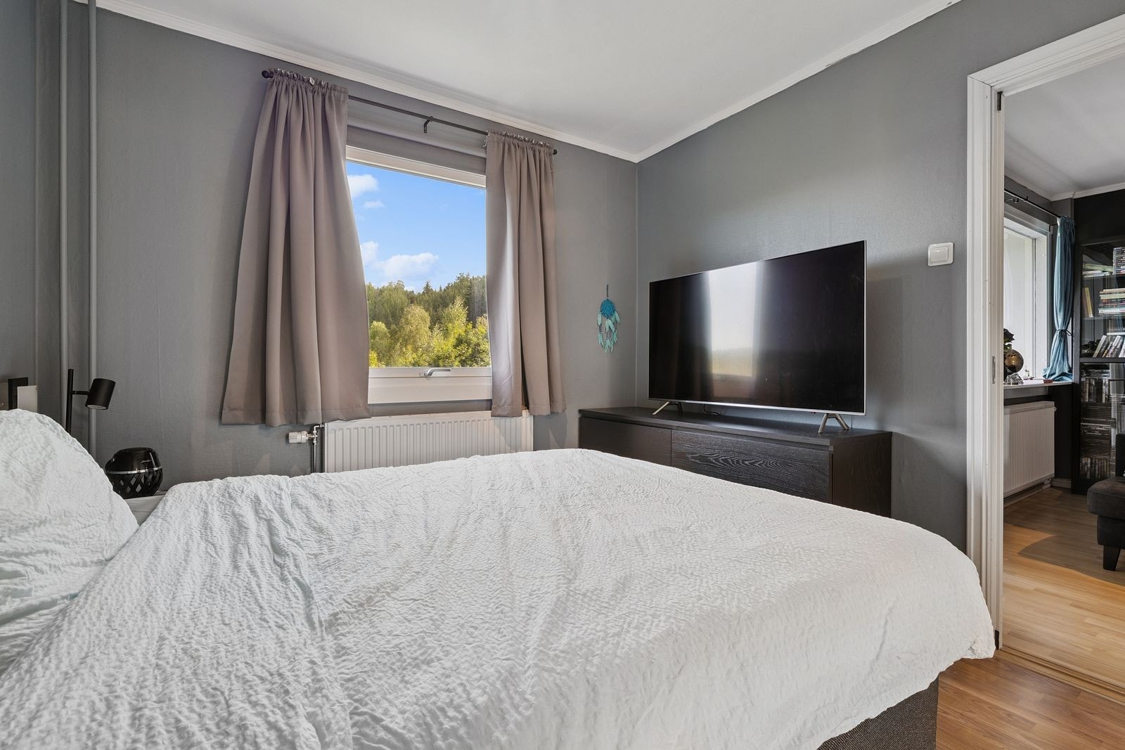 Leiligheten har to soverom - ett romslig hovedsoverom og ett fleksibelt rom som passer perfekt som barnerom, gjesterom eller hjemmekontor. Galleribilde