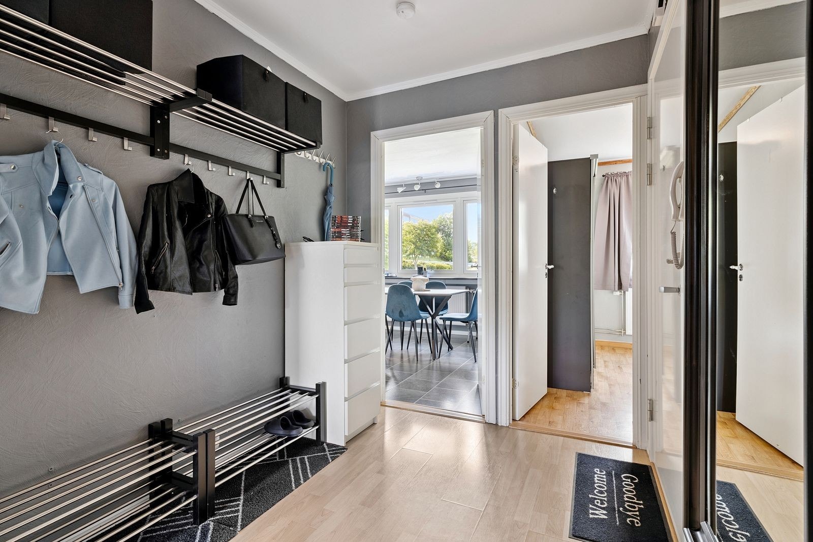 Praktisk inngang med god plass til sko, jakker og oppbevaring. Galleribilde