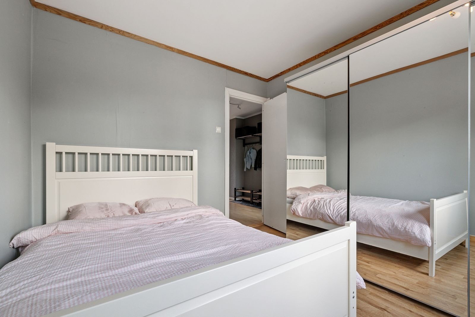 Lyst og luftig soverom med rolig beliggenhet og plass til både seng og oppbevaring. Galleribilde