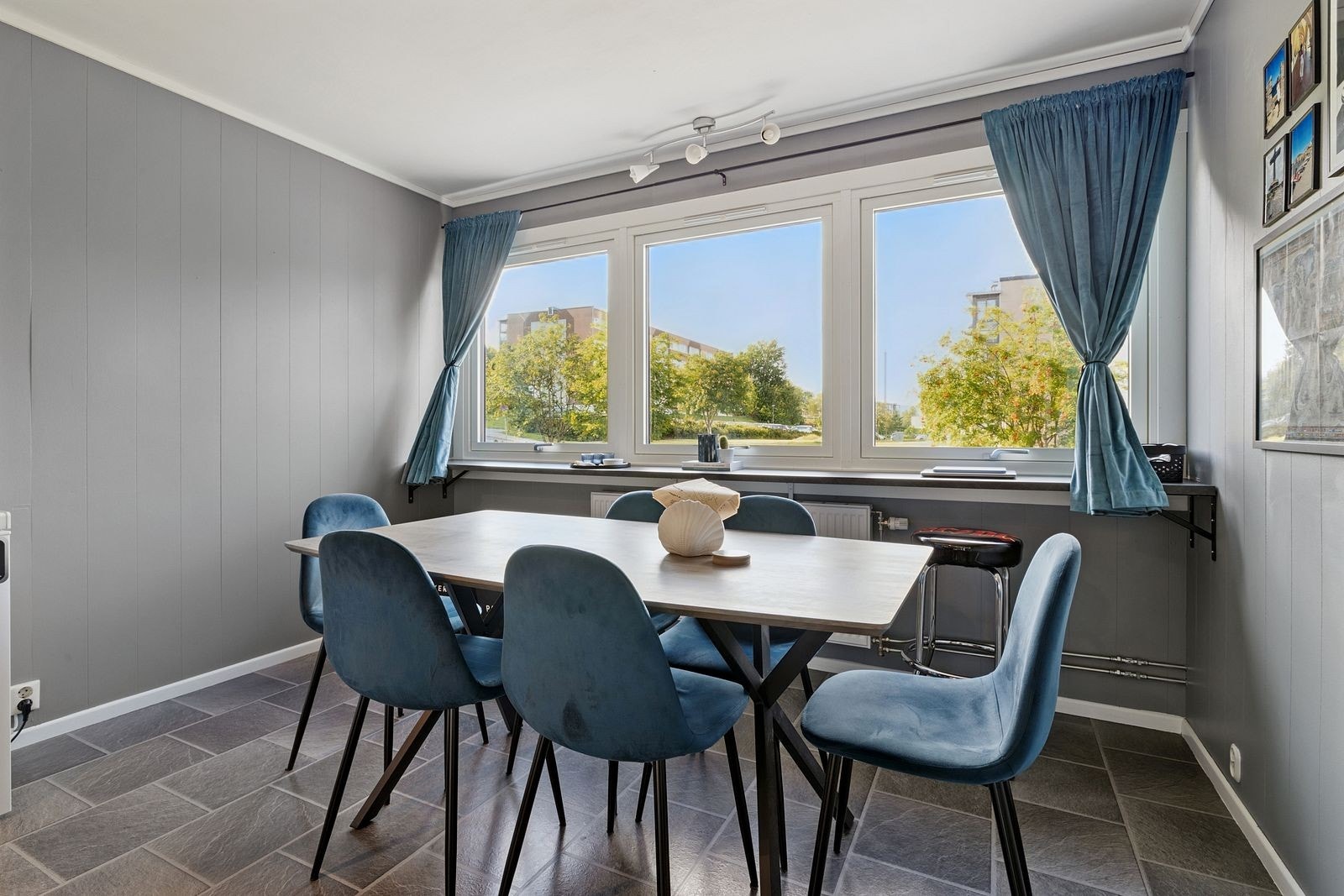 Åpen og sosial kjøkkenløsning med naturlig tilknytning til spiseplassen. Galleribilde