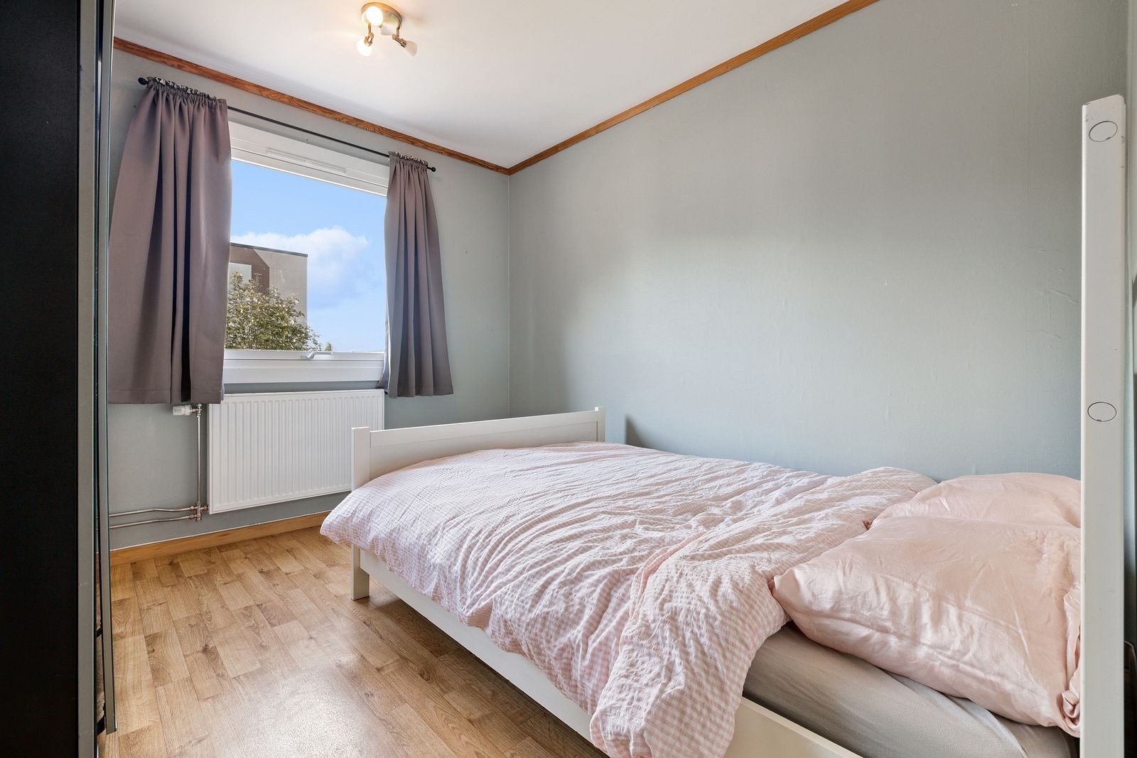 Begge soverommene har gode lysforhold og praktisk utforming - her får du fleksibilitet og komfort i hverdagen. Galleribilde