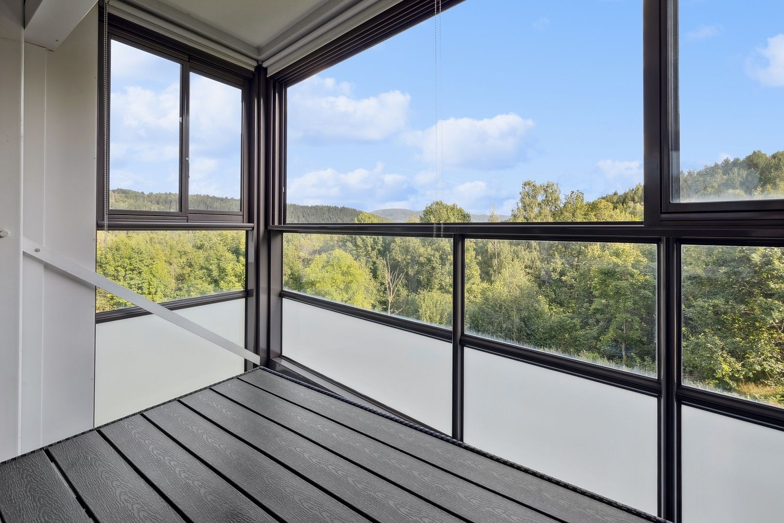 Innglasset balkong - et ekstra oppholdsrom som forlenge sesongen og gir rolig utsikt. Galleribilde