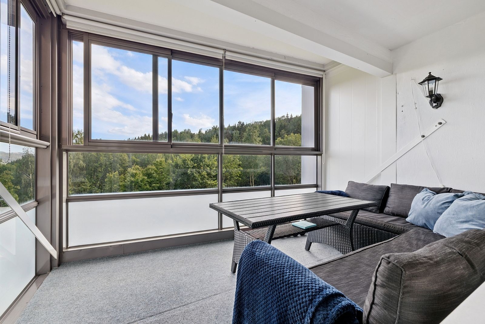 Perfekt for morgenkaffen eller rolig lesestund uten å ofre vær eller innsyn. Galleribilde