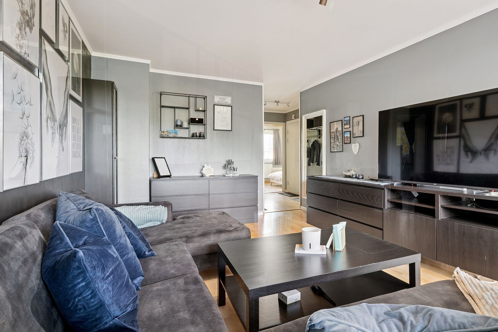 Gjennomgående gode lysforhold og romslig planløsning - ideell for både hverdag og gjester. Galleribilde