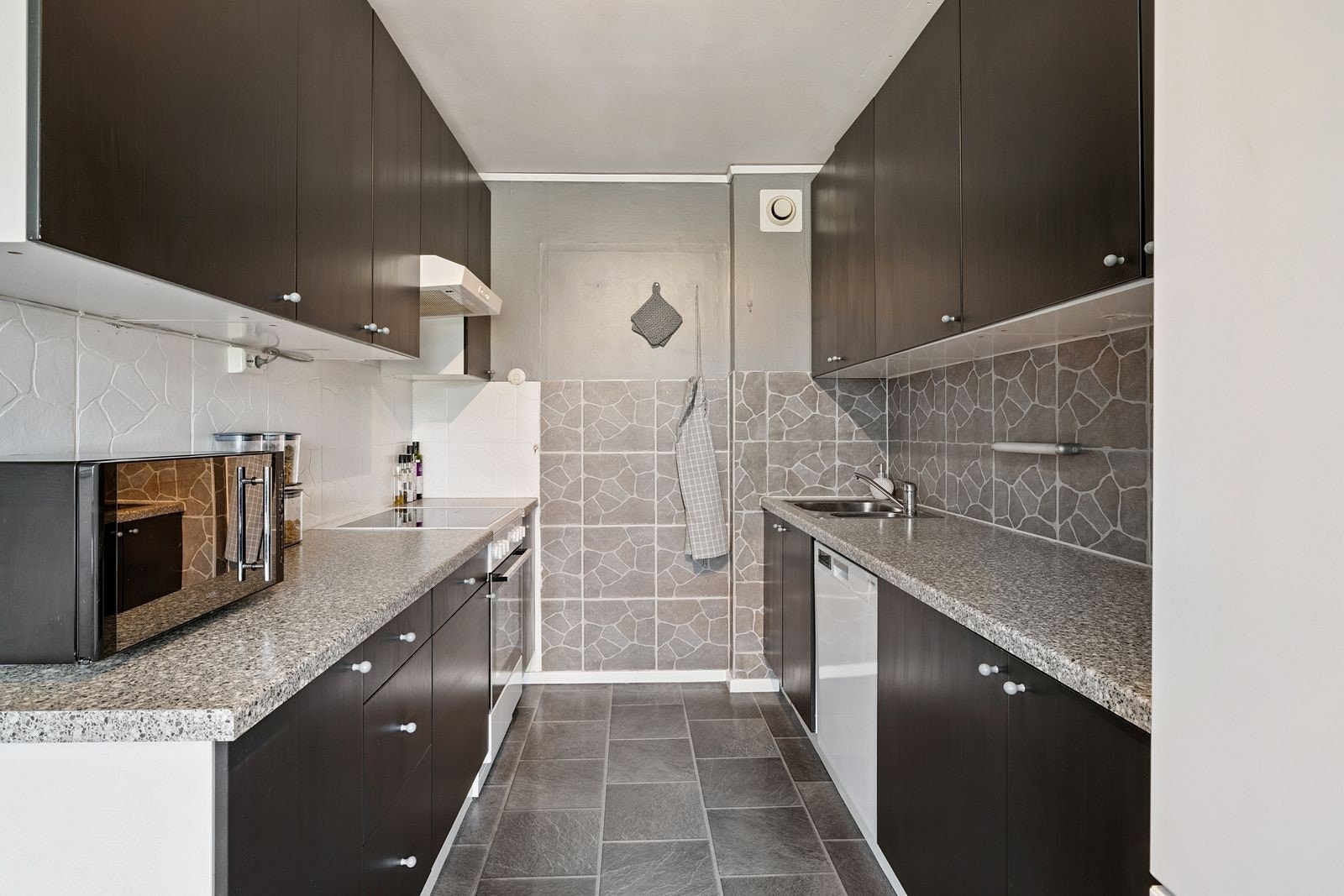 Trendriktig kjøkken som gir rom for kreativ matlaging og god oppbevaring. Galleribilde