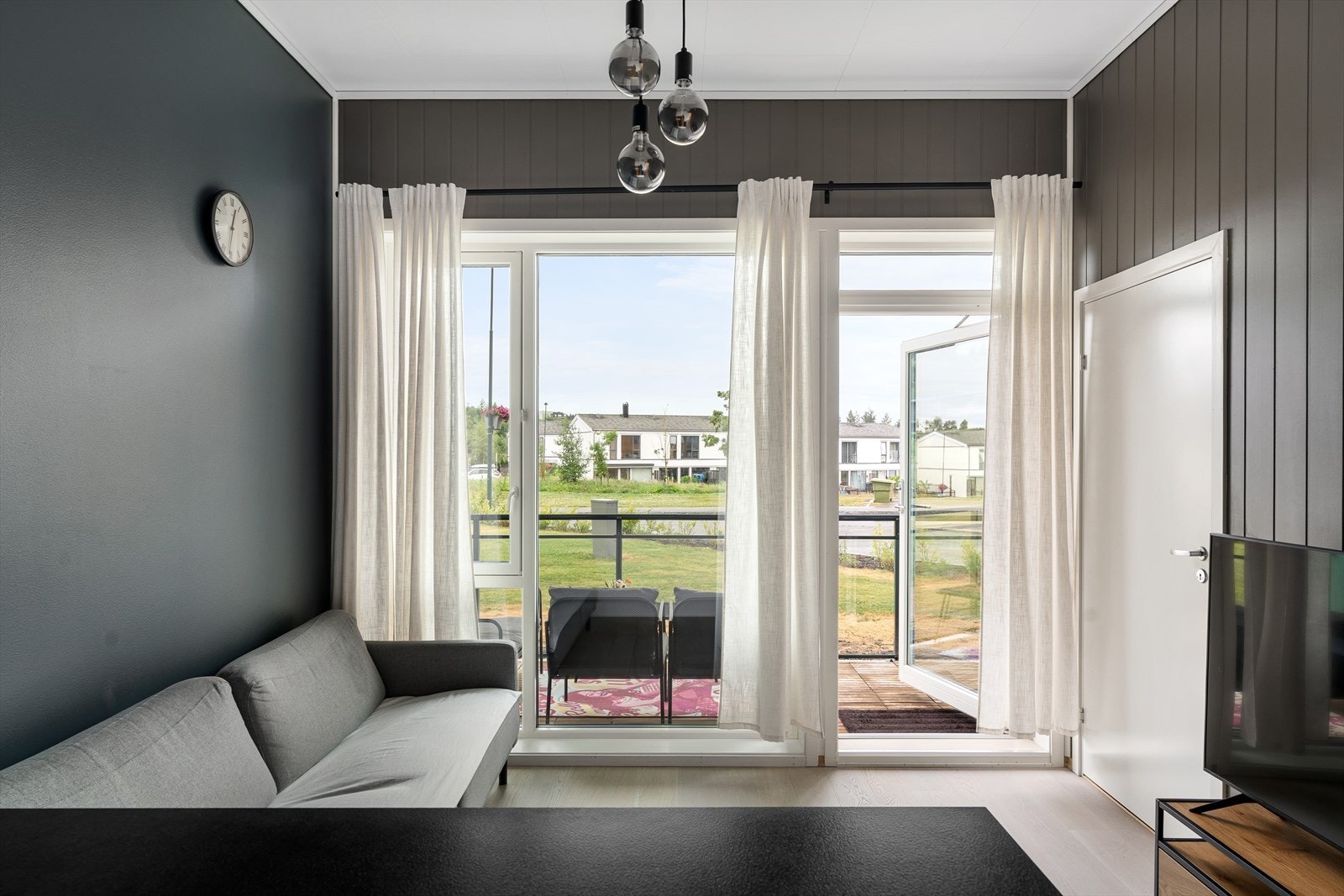 Store vindusflater gir et lyst og trivelig oppholdsrom Galleribilde