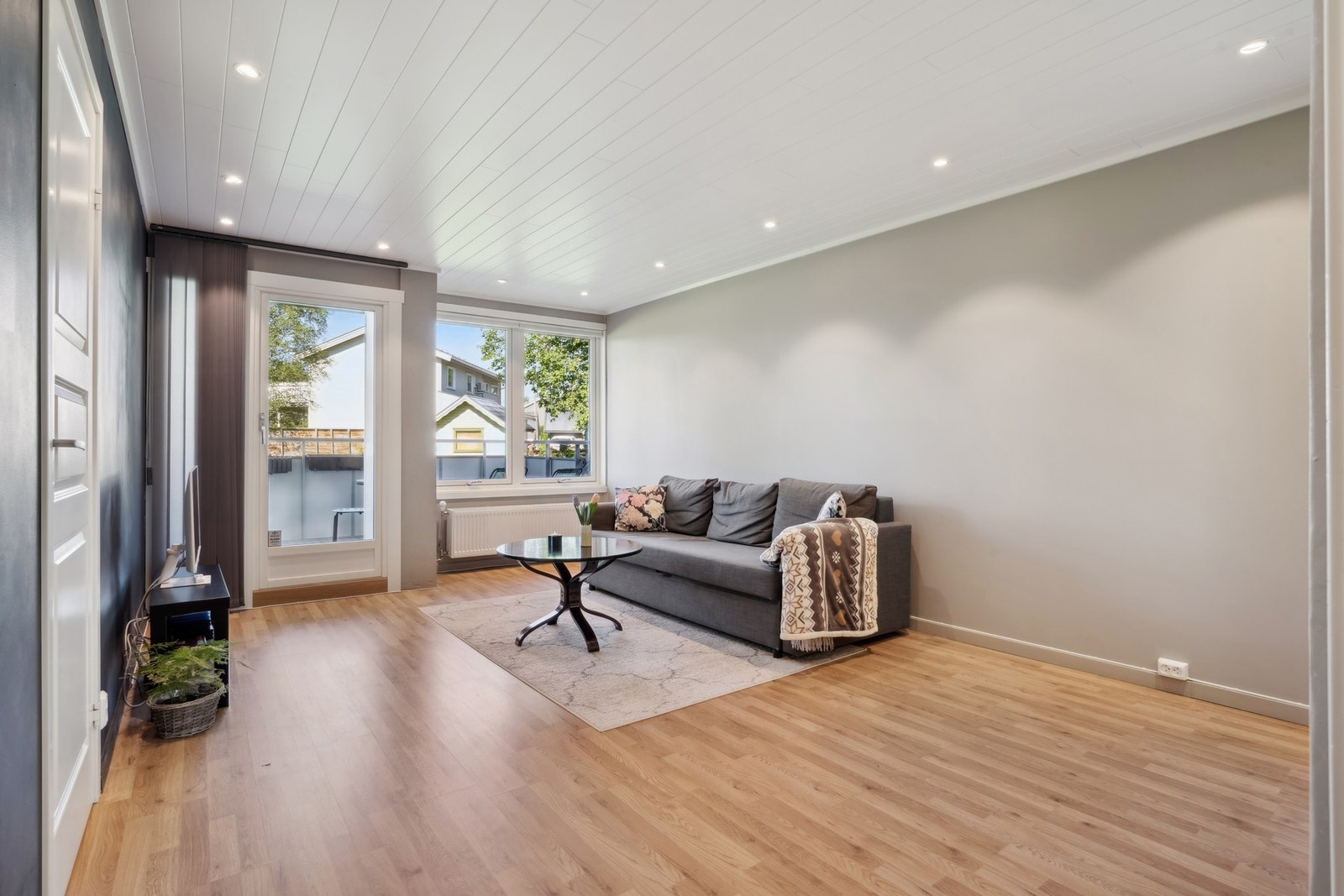 Lys og fin stue med utgang til balkong. Galleribilde