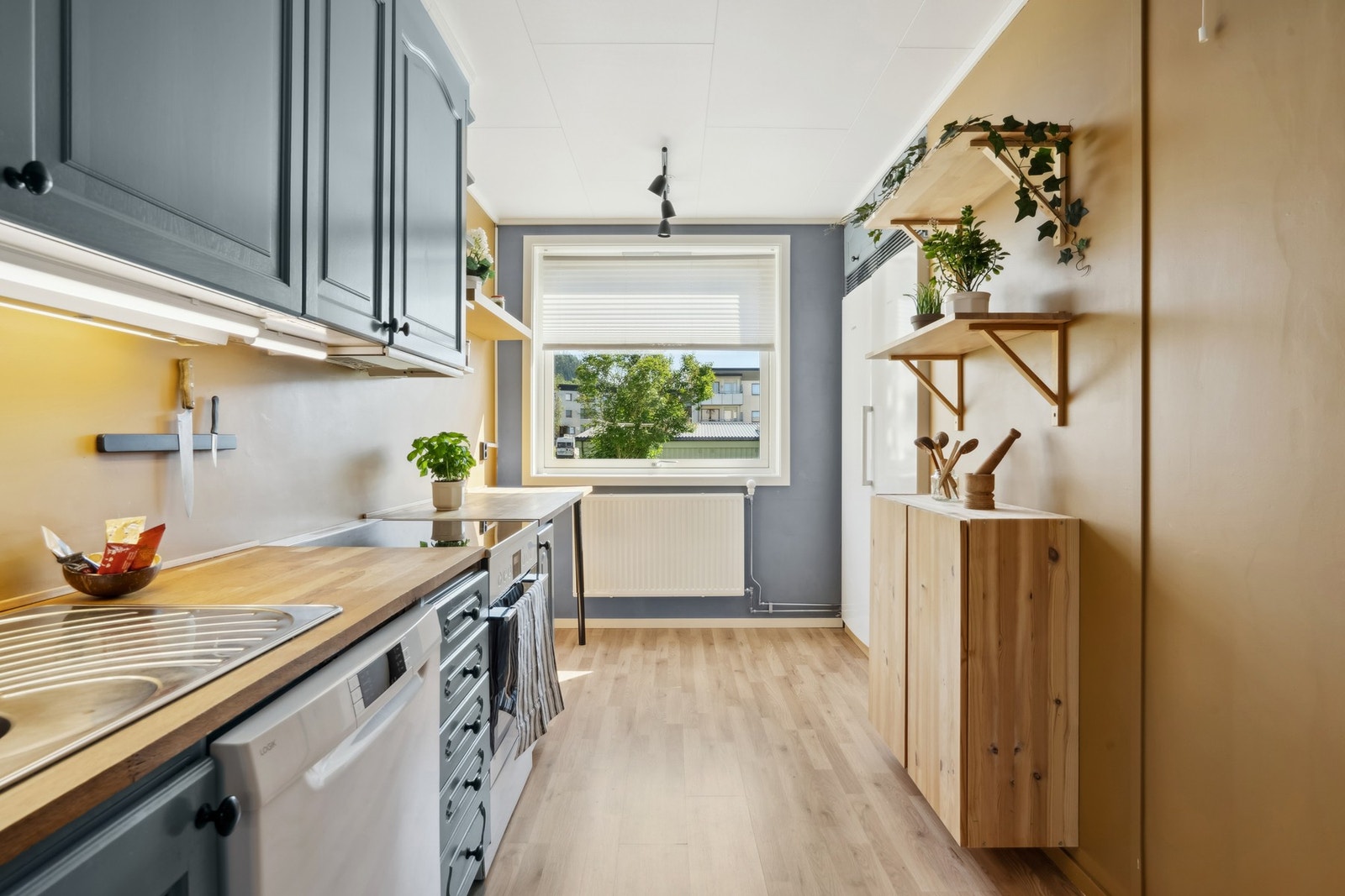 Fronter ble lakkert/malt i
2020 i følge tidligere salgsopplysninger. Galleribilde