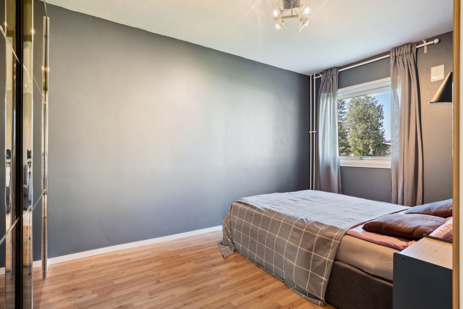 Soverom med plass til dobbeltseng og nødvendige møblementer. Galleribilde