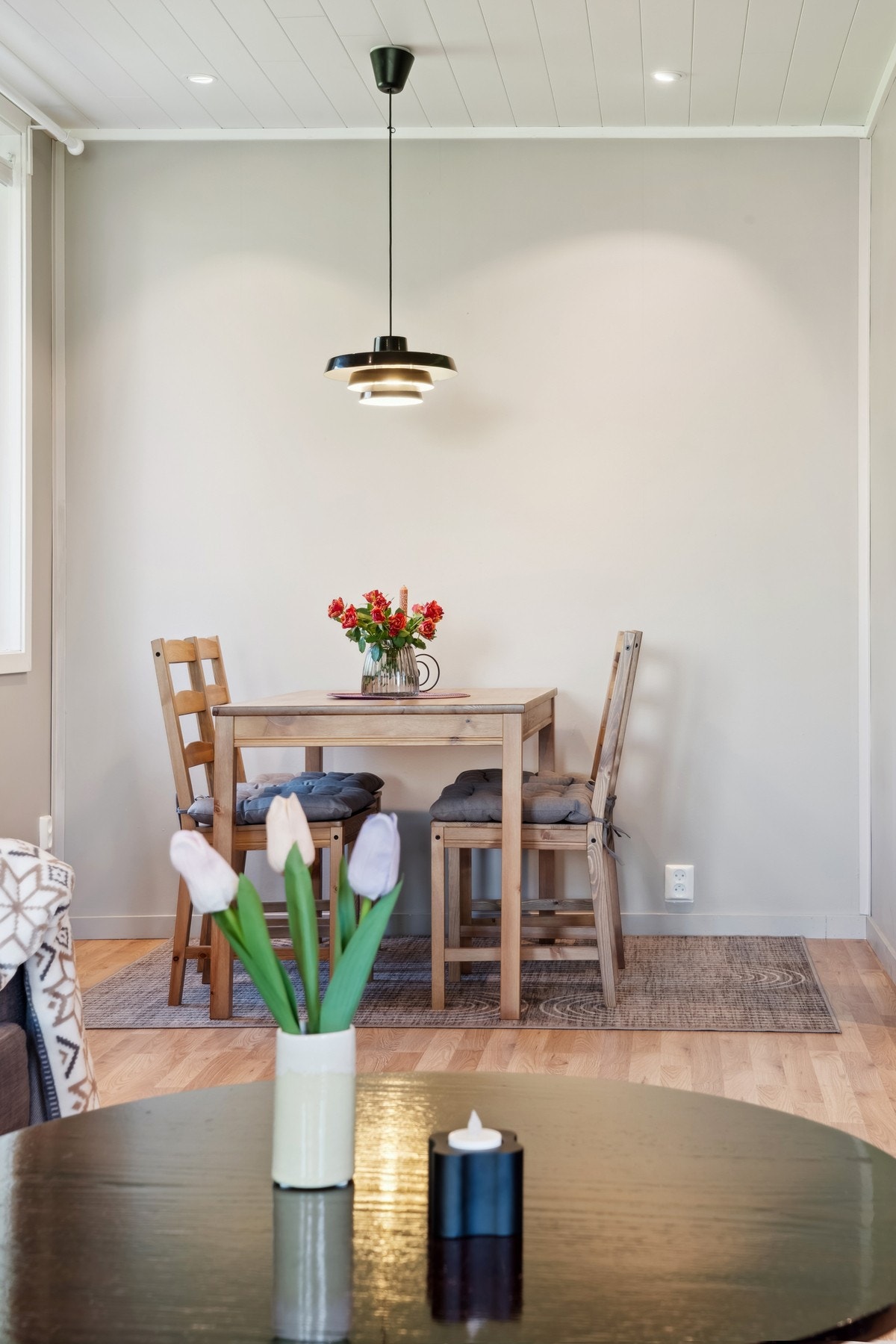 Stuen har en naturlig sone med plass til spisebord, perfekt for hyggelige måltider og sosiale sammenkomster. Galleribilde