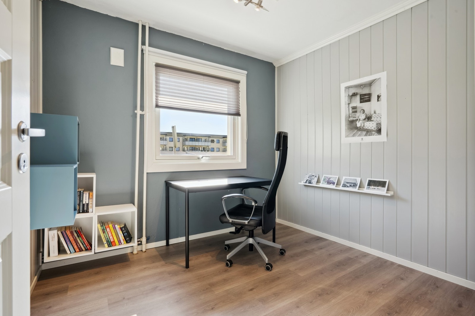 Praktisk rom som i dag brukes til kontor. Egner seg godt som soverom også. Galleribilde