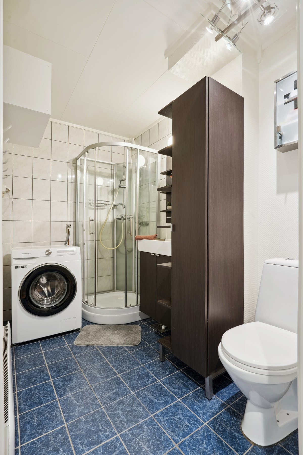 Baderomsinnredningen er fra 2017. Opplegg for vaskemaskin. Galleribilde