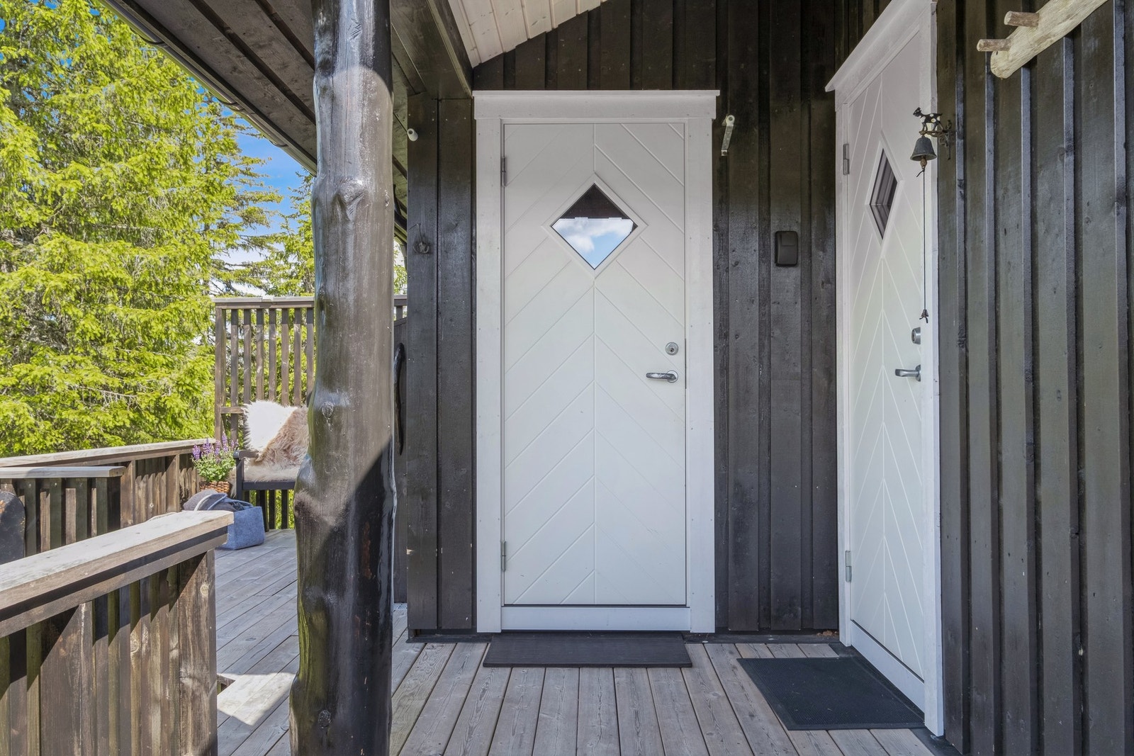 Praktisk takoverbygd inngangsparti med dør inn til boligen, samt utvendig bod. Galleribilde