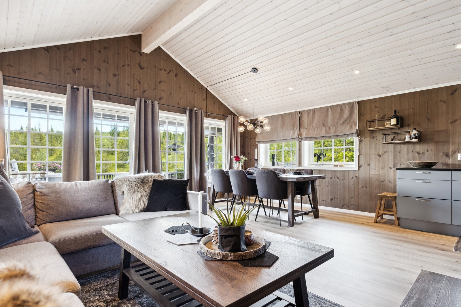 Stuen har høy himling og store vindusflater som sørger for en herlig atmosfære. Galleribilde