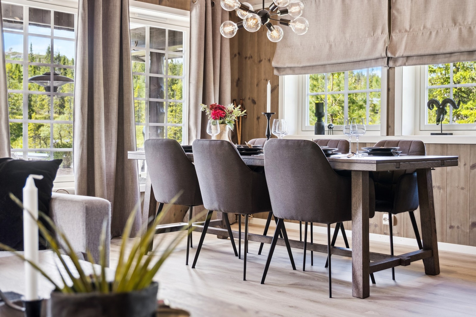 Hytten oppvarmes via varmepumpe og vedfyring. Galleribilde