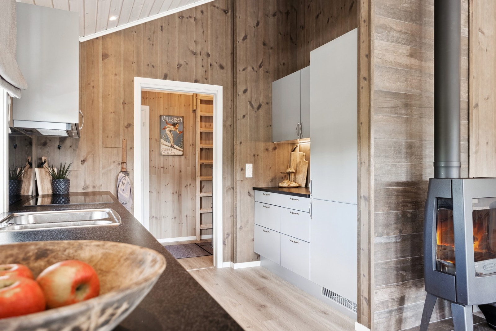 Kjøkken mot gang. Galleribilde