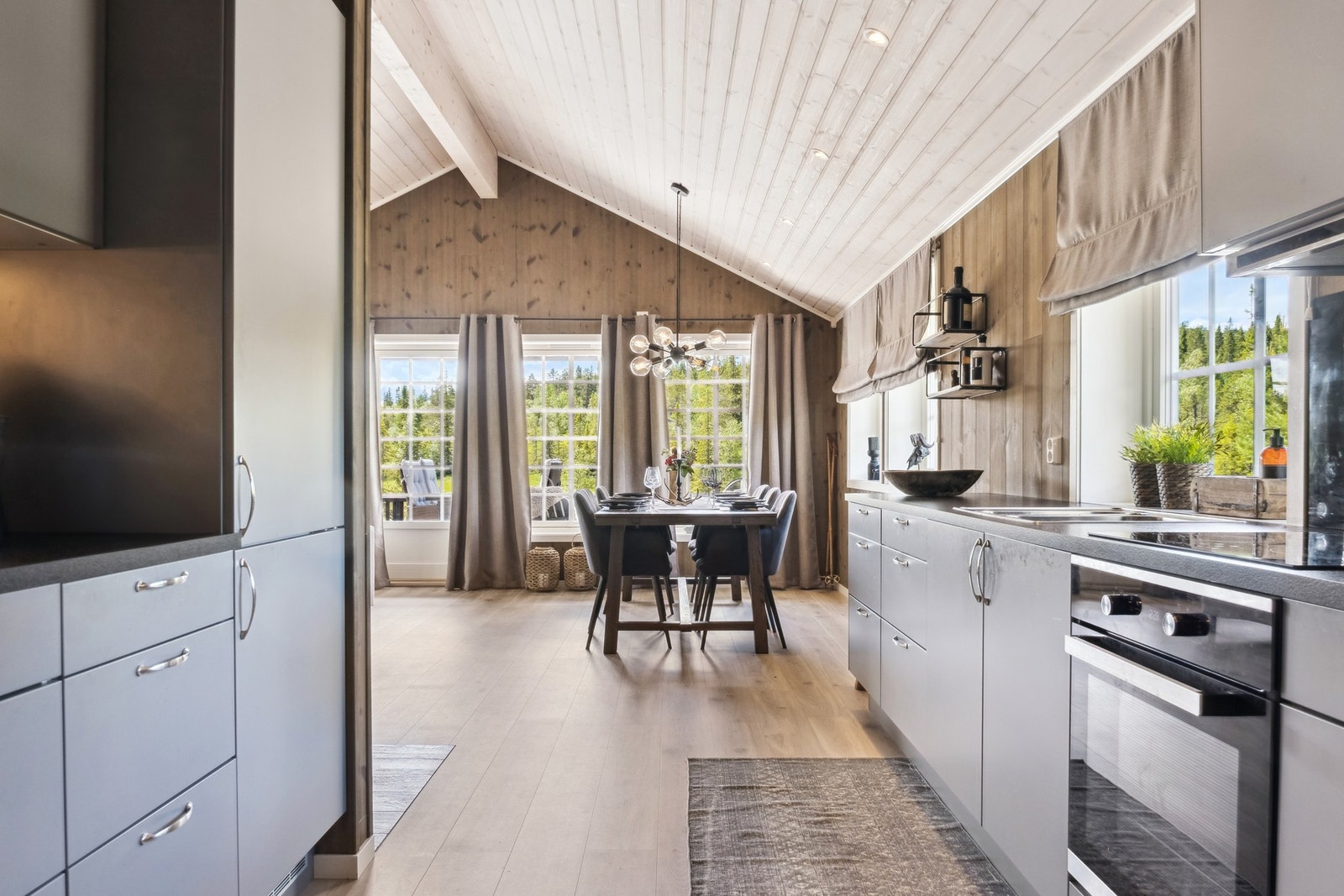 Kjøkkenet har rikelig med benk- og skapplass. Galleribilde