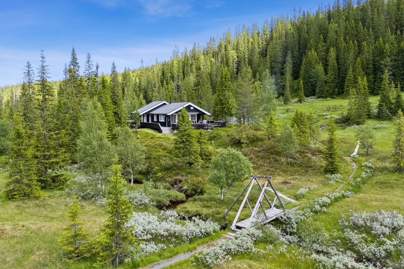 Nyere fritidseiendom fra 2018 beliggende i naturskjønne omgivelser. 3 soverom + hems. Gode solforhold. Vann på vegg. Galleribilde