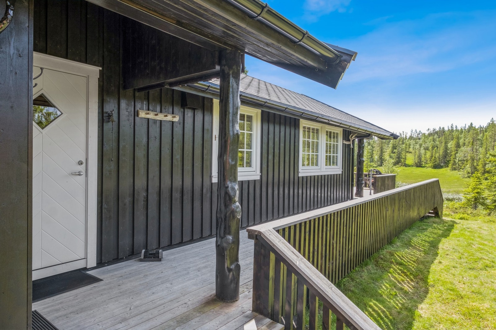 Hytte beliggende fint til på Vulusjøen, med kort avstand til parkering og sjarmerende og skjermet beliggenhet i naturskjønne omgivelser. Galleribilde