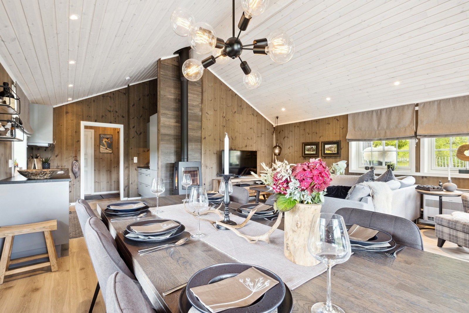 Fra hytten har man et flott utgangspunkt for turer i skog og mark. Galleribilde