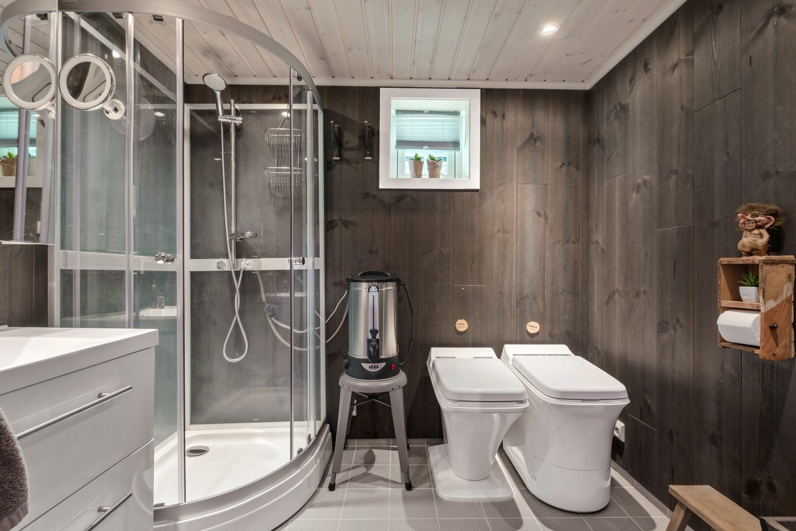 Badet er godt utstyrt med både forbrenningstoalett og urinal. Galleribilde