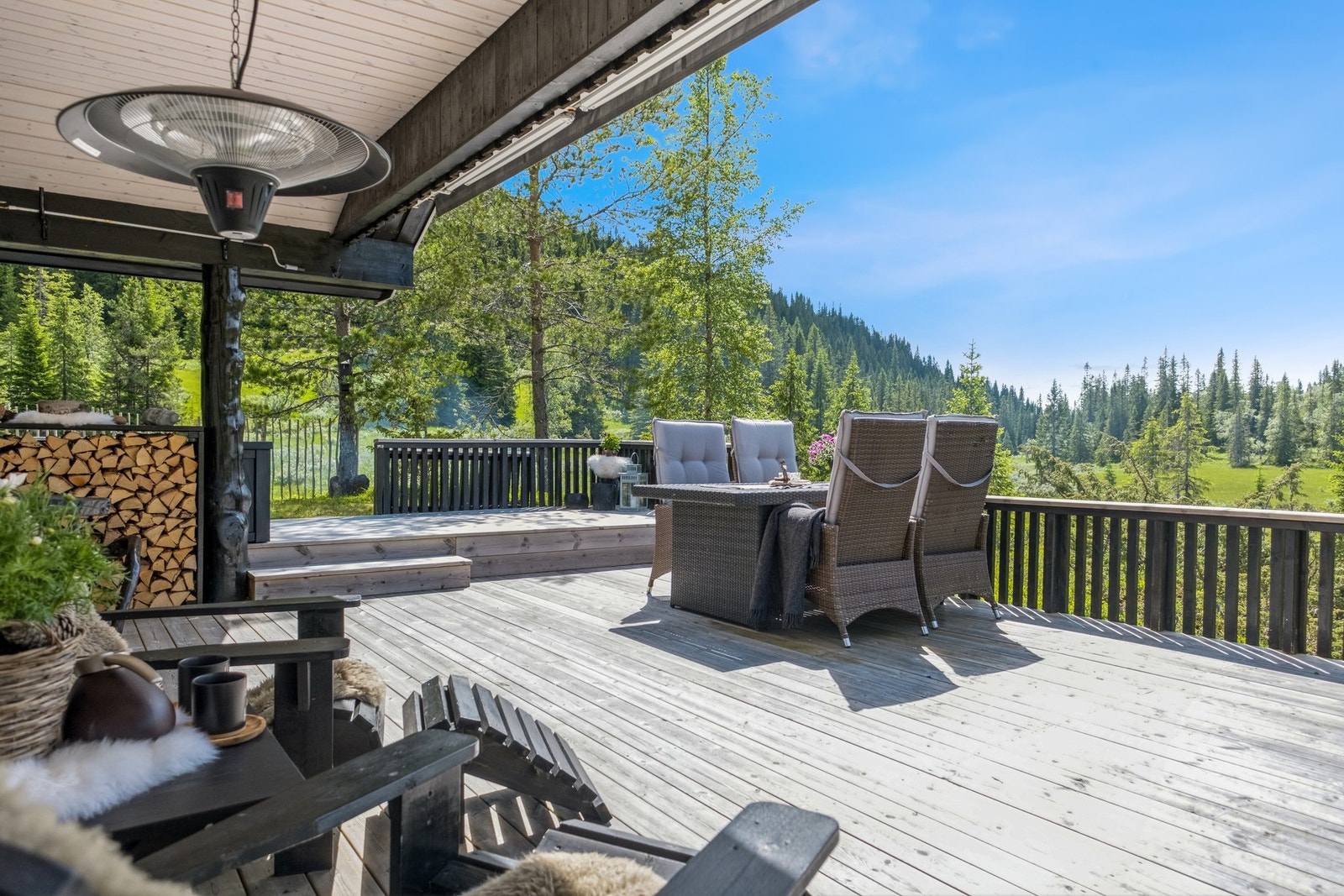 Hytten er pent opparbeidet med store uteområder. Galleribilde