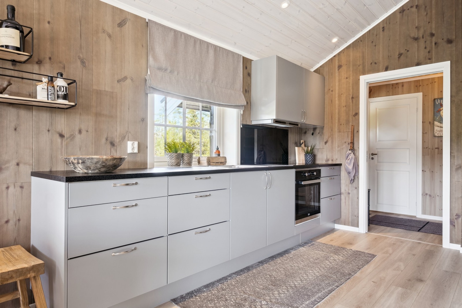 Kjøkkenet har integrerte hvitevarer som medfølger i handelen. Galleribilde