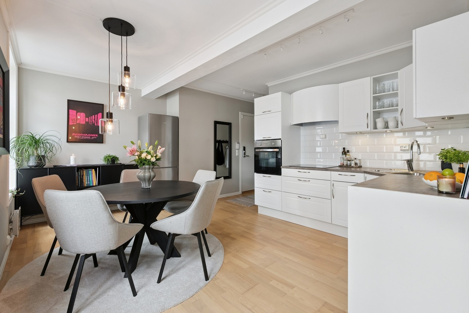 Pent og stilrent kjøkken med god plass til spisebord. Kjøkkeninnredning fra 2014. Galleribilde