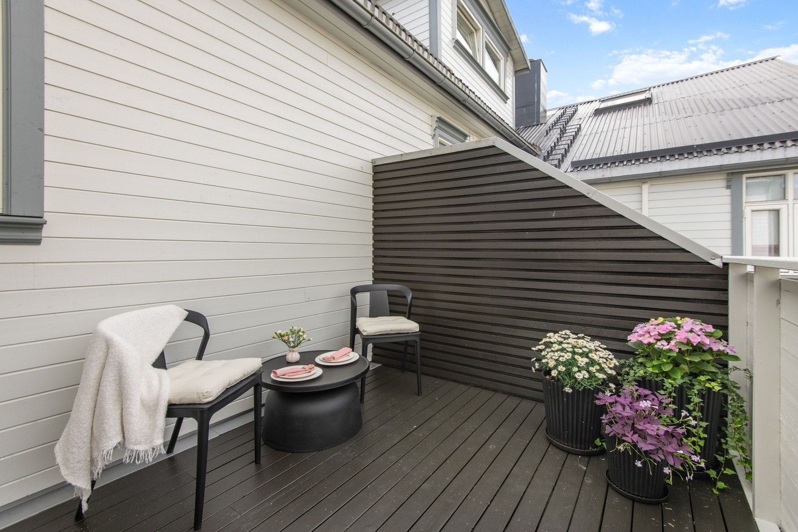 Veranda med plass til hagemøbler. Galleribilde