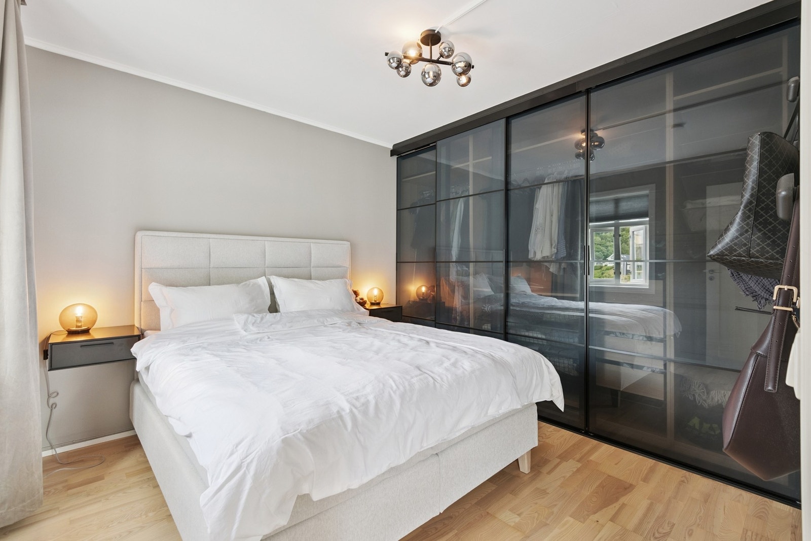 Rommet har god plass til dobbeltseng og en praktisk innredning som egner seg godt til lagring. Galleribilde