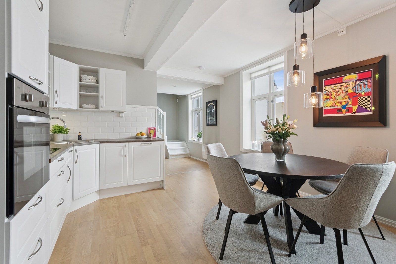 Leiligheten har dype vindu som sørger for mye lysinnslipp. Trapp er nymalt i 2022. Galleribilde