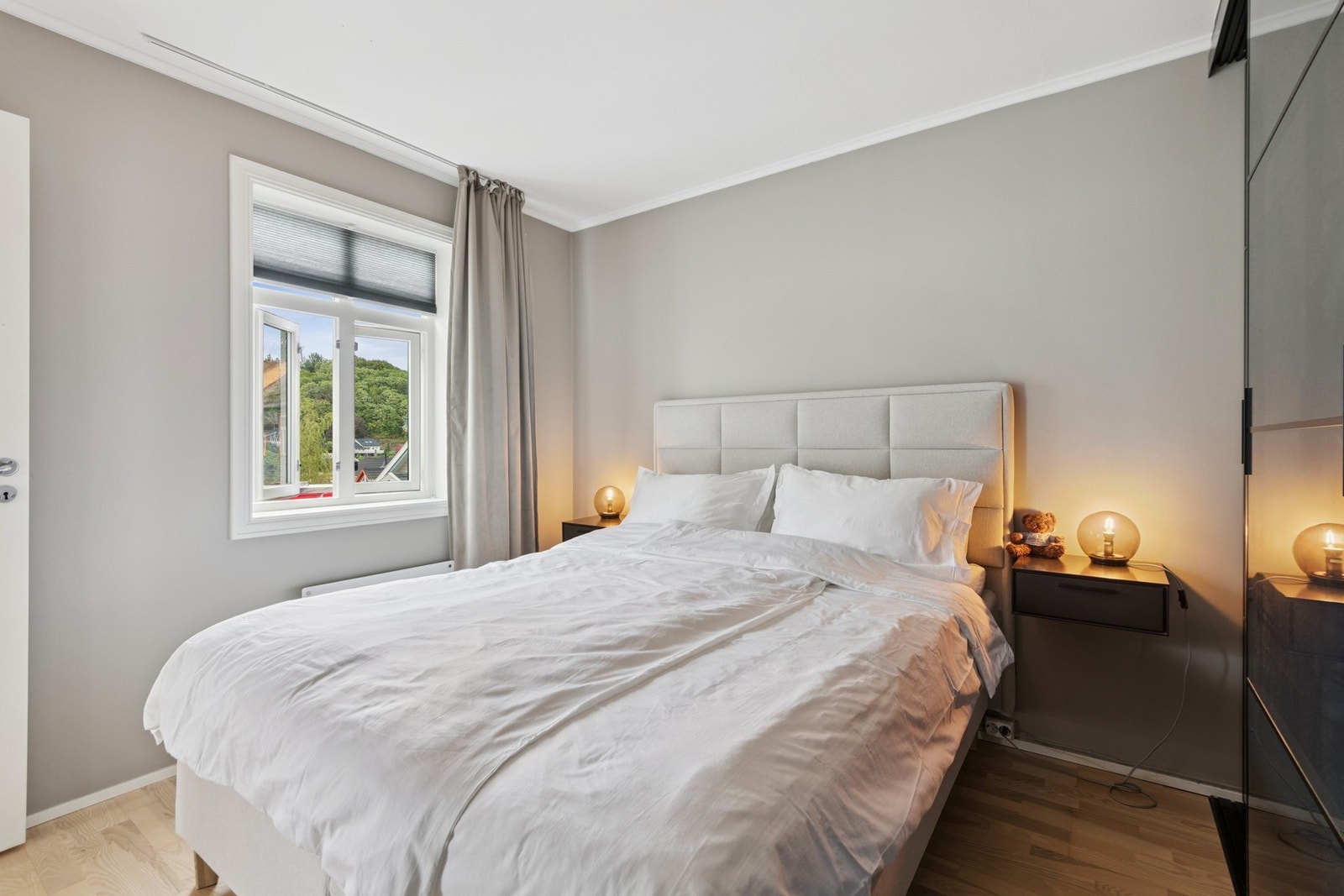 Romslig hovedsoverom med stor skyvedørsgarderobe, Galleribilde