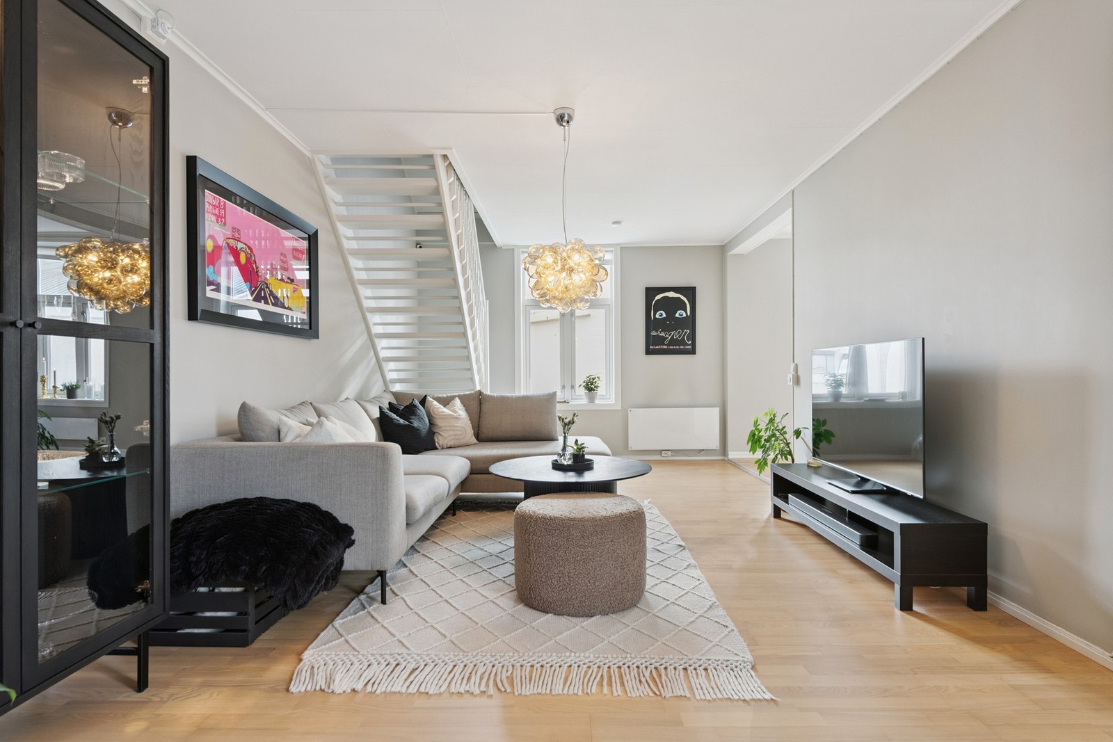 Stue av av god størrelse som gir rom for ulike møbleringsmuligheter. Galleribilde