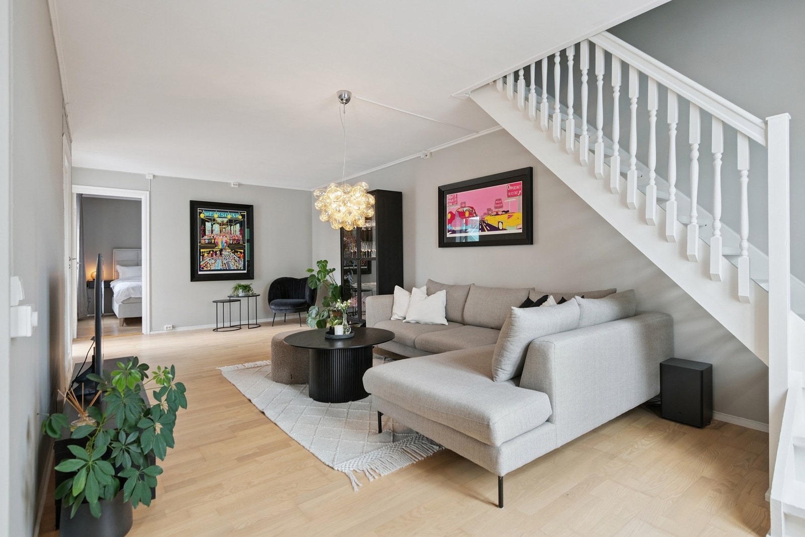 Lys og moderne 3- Roms selveierleilighet over 2 plan beliggende midt i sentrum. Privat balkong. Foto: EFKT (Hamish Grey) Galleribilde