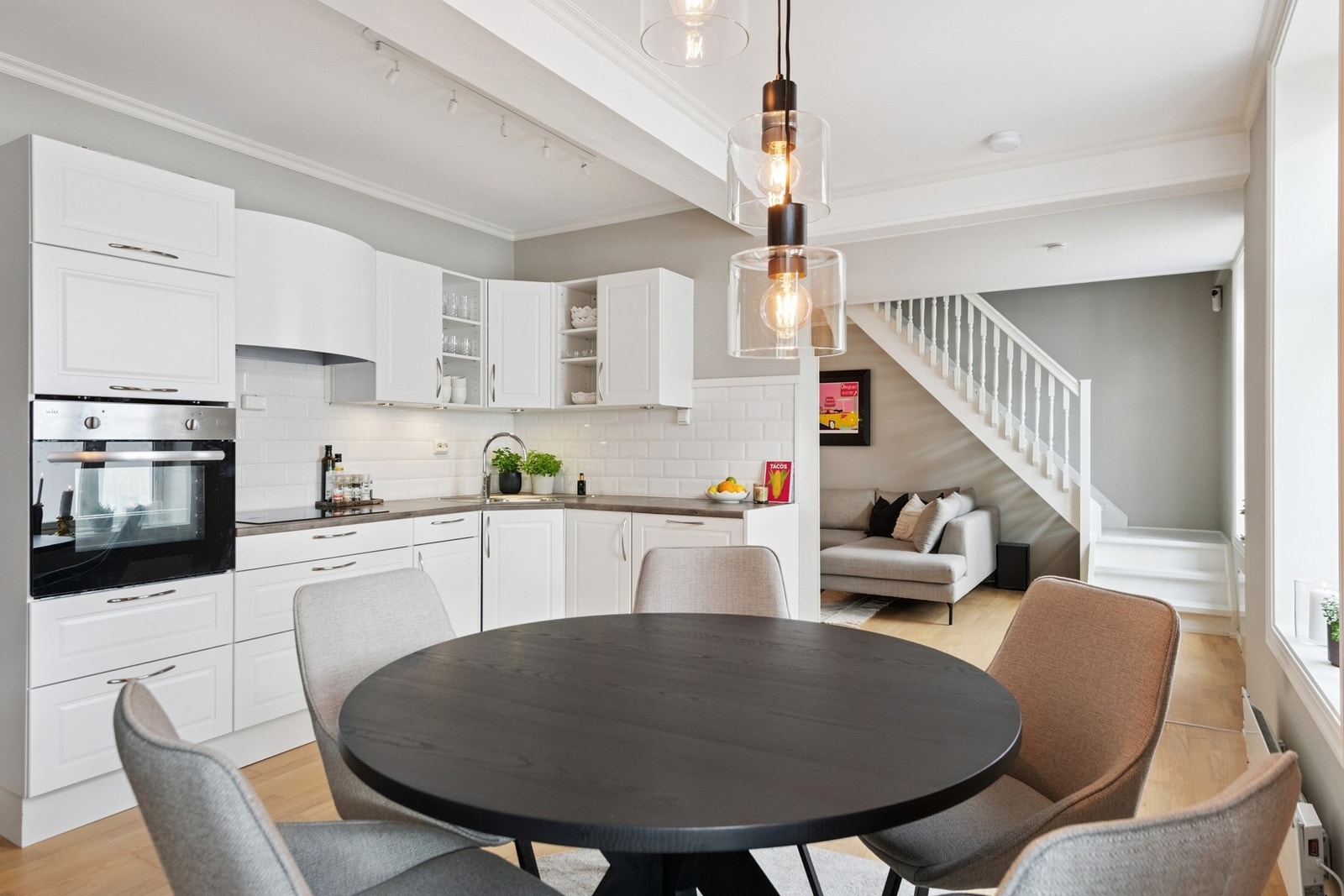 Kjøkkenet har integrerte hvitevarer som medfølger handelen. Galleribilde