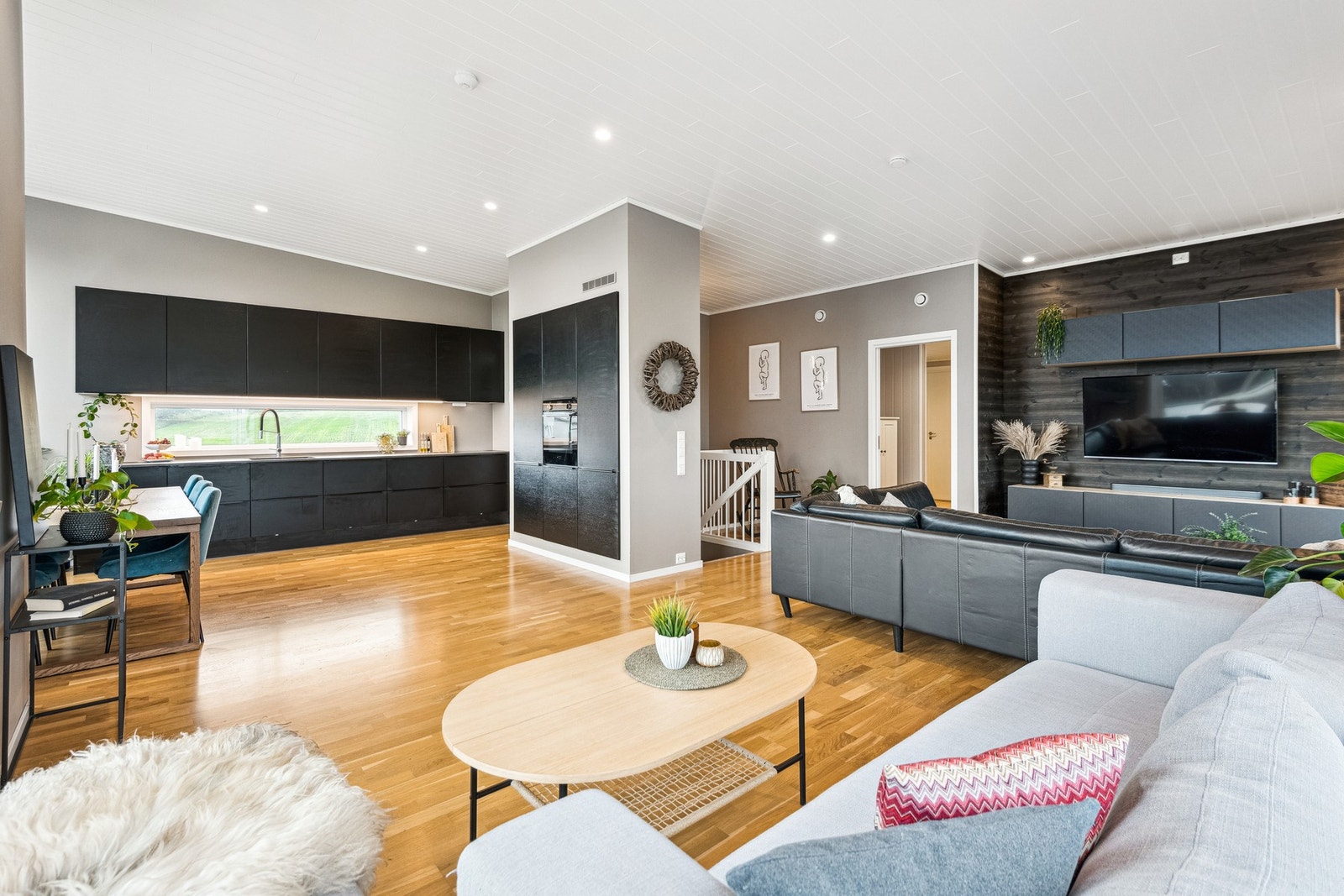 Boligen er godt utnyttet med stor stue/kjøkkenløsning i front, med en mer skjermet sone i bakkant med 3 soverom og bad. Galleribilde