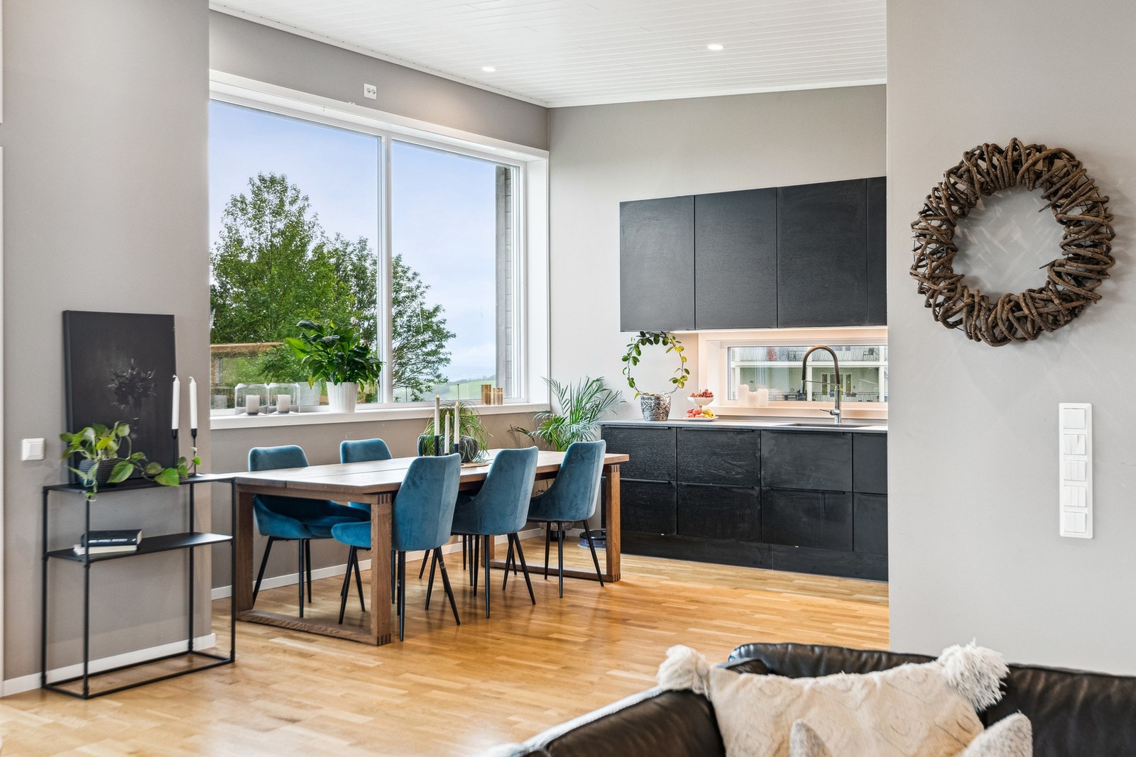 Boligen har et moderne utrykk med slette vegger og lune fargetoner. Spotter i himling. Galleribilde