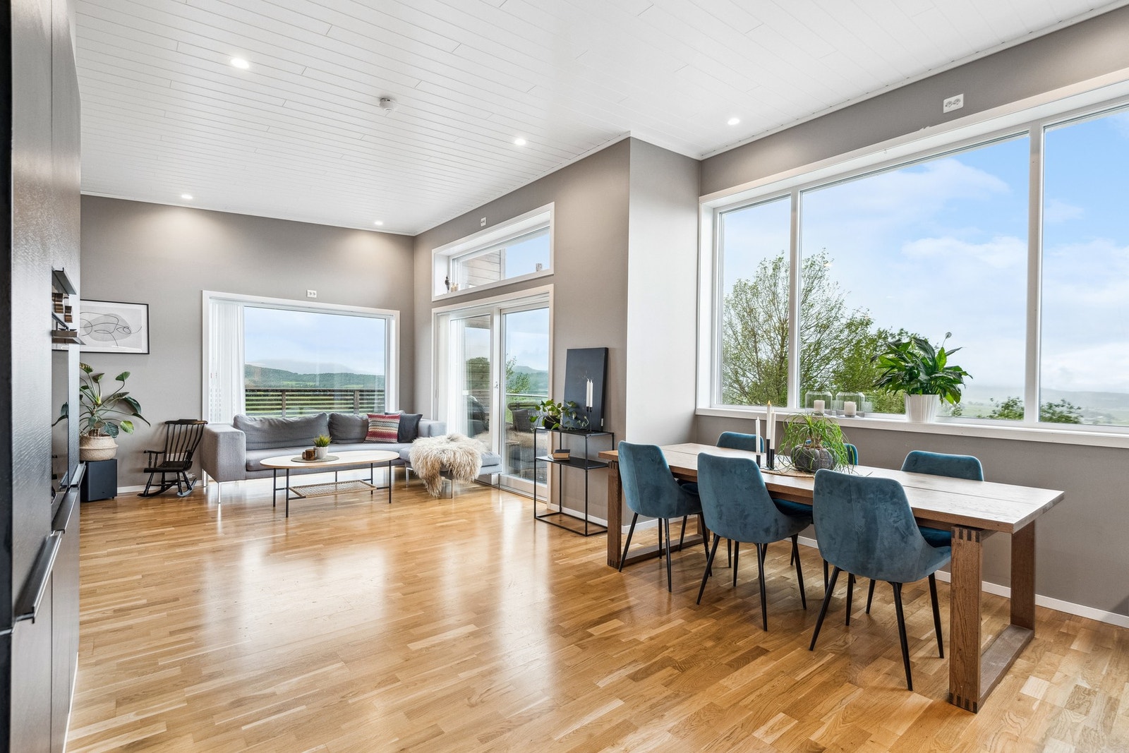 Velkommen til Bjørnangvegen 40! Stue kjøkken har en stor og åpen løsning med store vindusflater og ekstra takhøyde, som gir en svært god romfølelse. Galleribilde