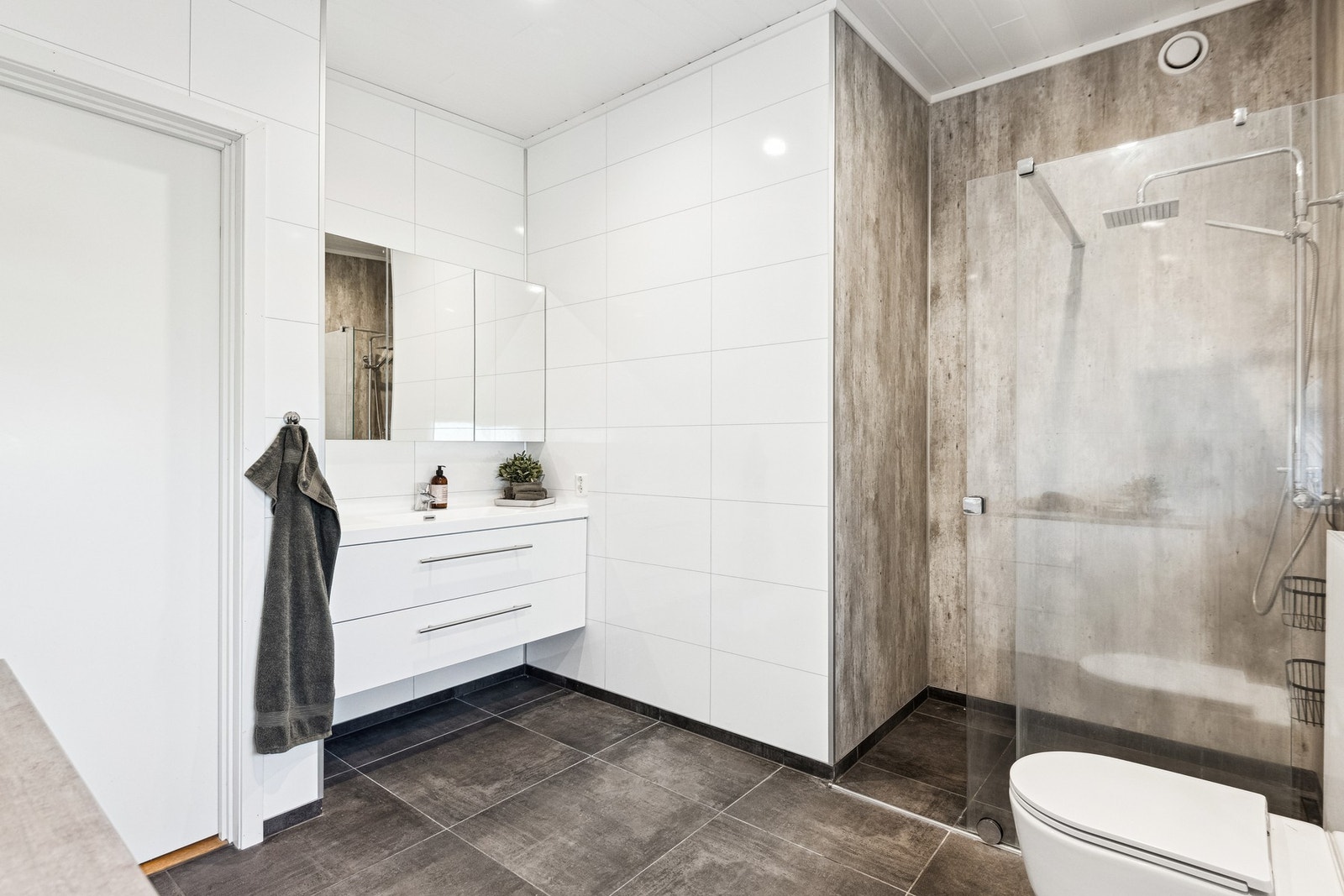 Romslig bad i 2. etasje. Galleribilde