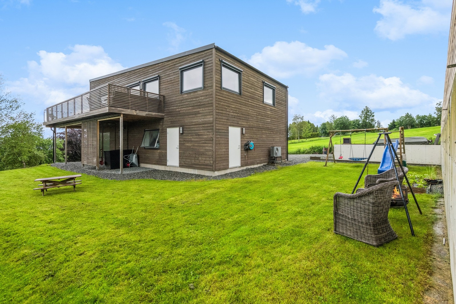 Lettstelt og trivelig hage vendt mot øst og sør, som gir optimale solforhold. Inngang til to boder fra hagen. Galleribilde