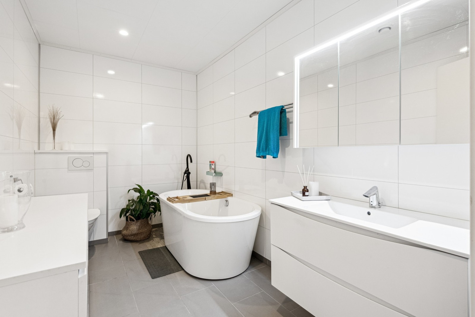 Badet i 1. etasje har badekar, romslig baderomsinnredning og vegghengt toalett. Galleribilde