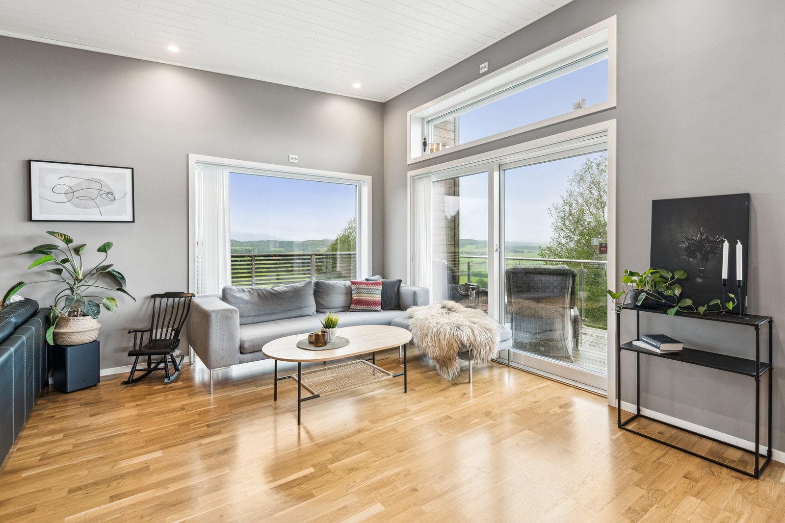 Fra stuen har man enkel adkomst til verandaen. Galleribilde