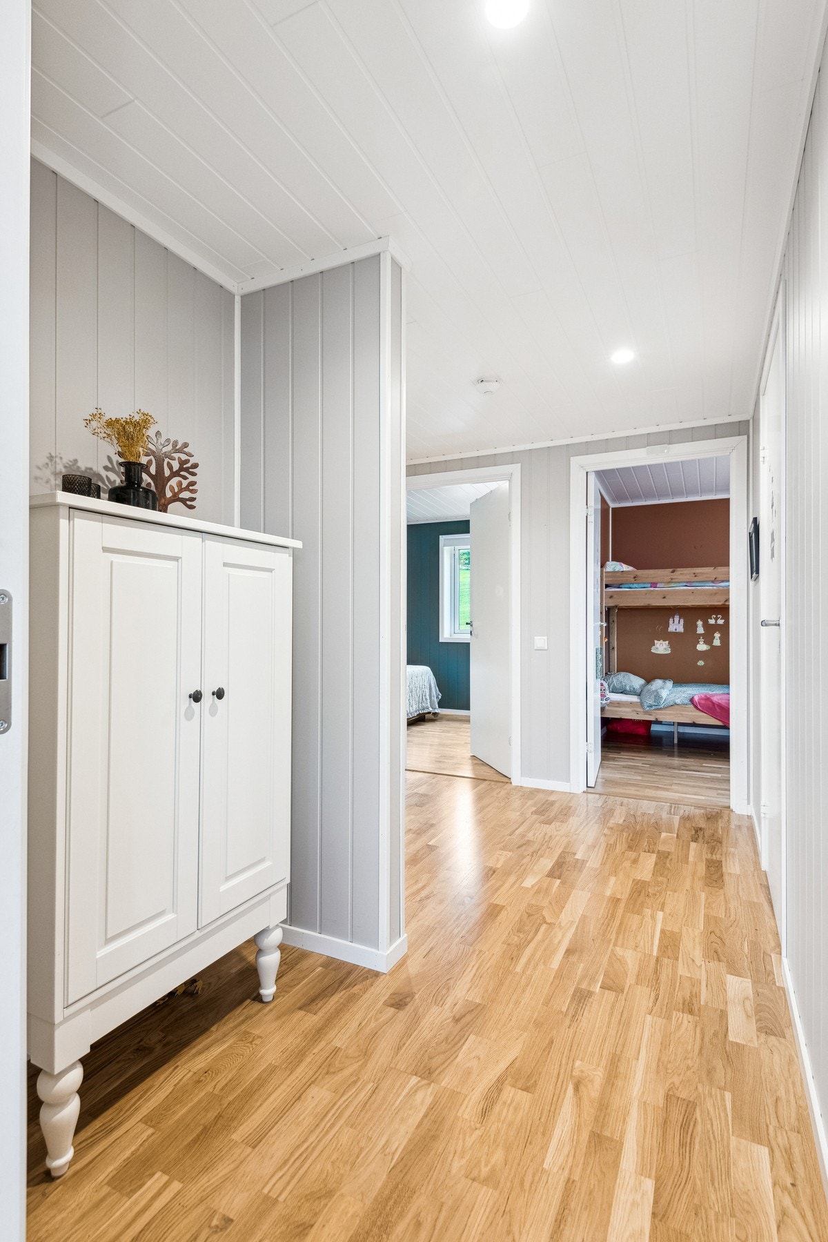 I bakkant av stue/kjøkken er det en egen soveromsfløy med 3 soverom og bad. Galleribilde