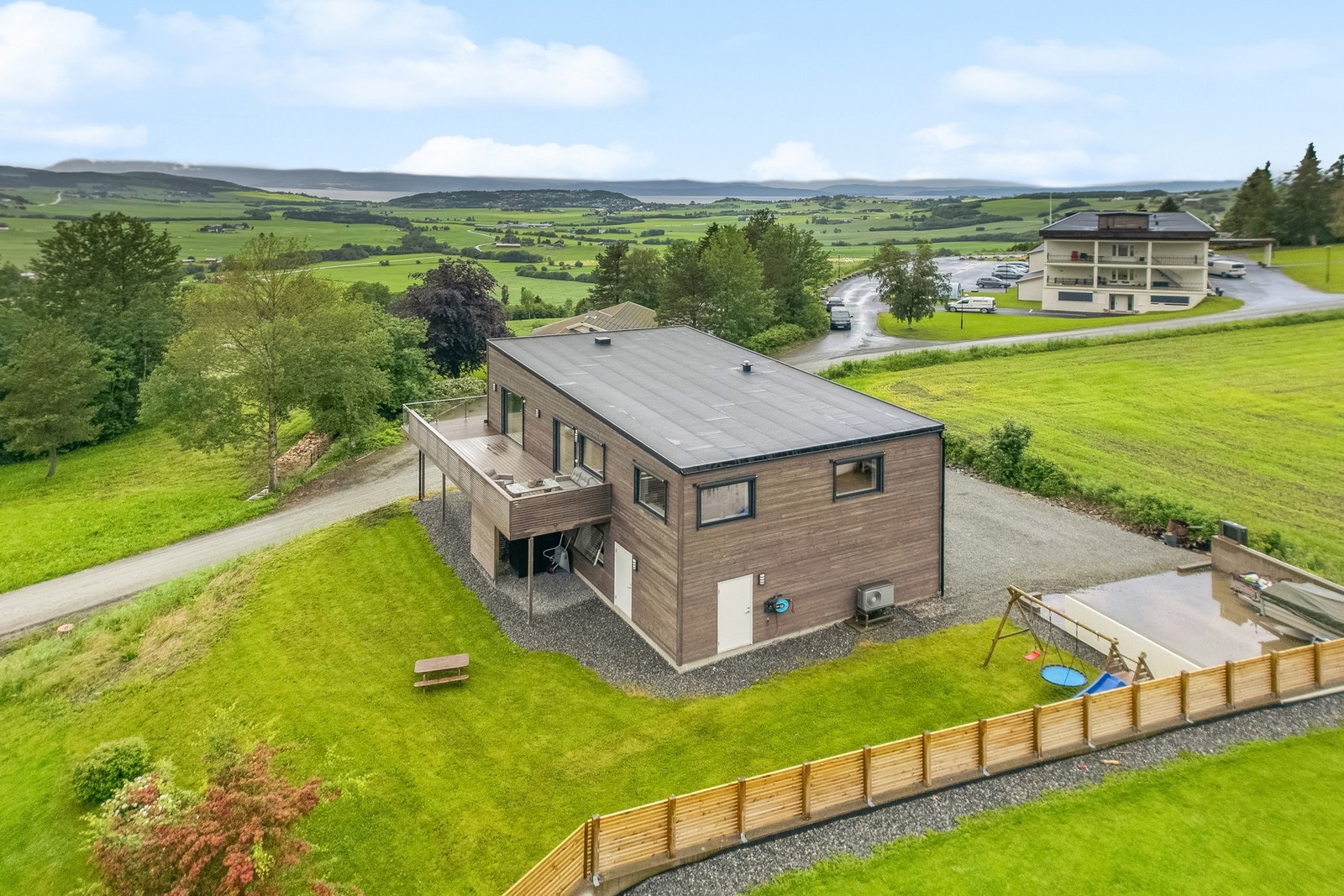 Enebolig med utleie beliggende fint til i populære Bjørnang med nydelig utsikt og svært gode solforhold med kveldssol til godt utover sene sommerkvelder. Galleribilde