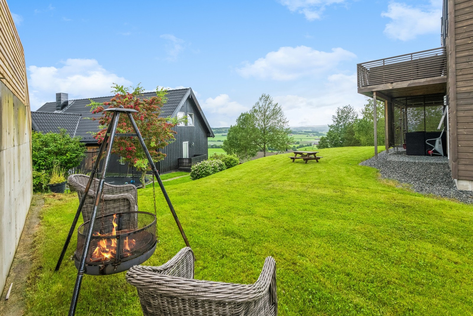 Trivelig og lettstelt hage. Galleribilde