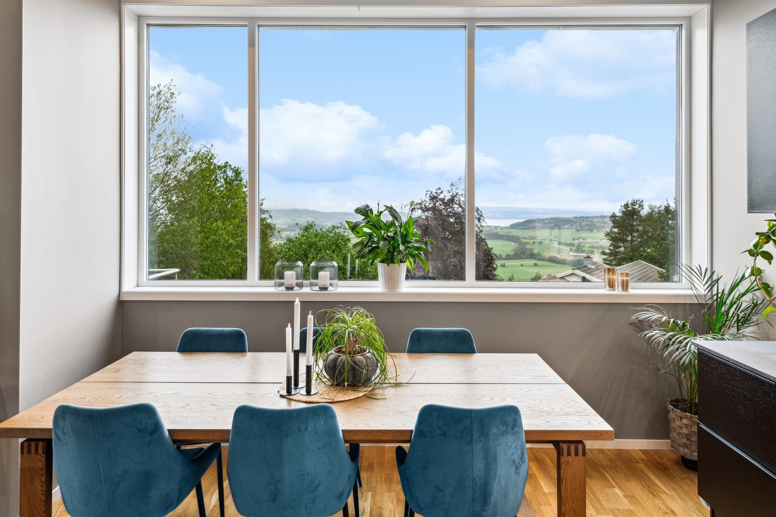 Her kan man nyte frokosten eller middagen med fantastisk utsikt og masse naturlig lys. Galleribilde