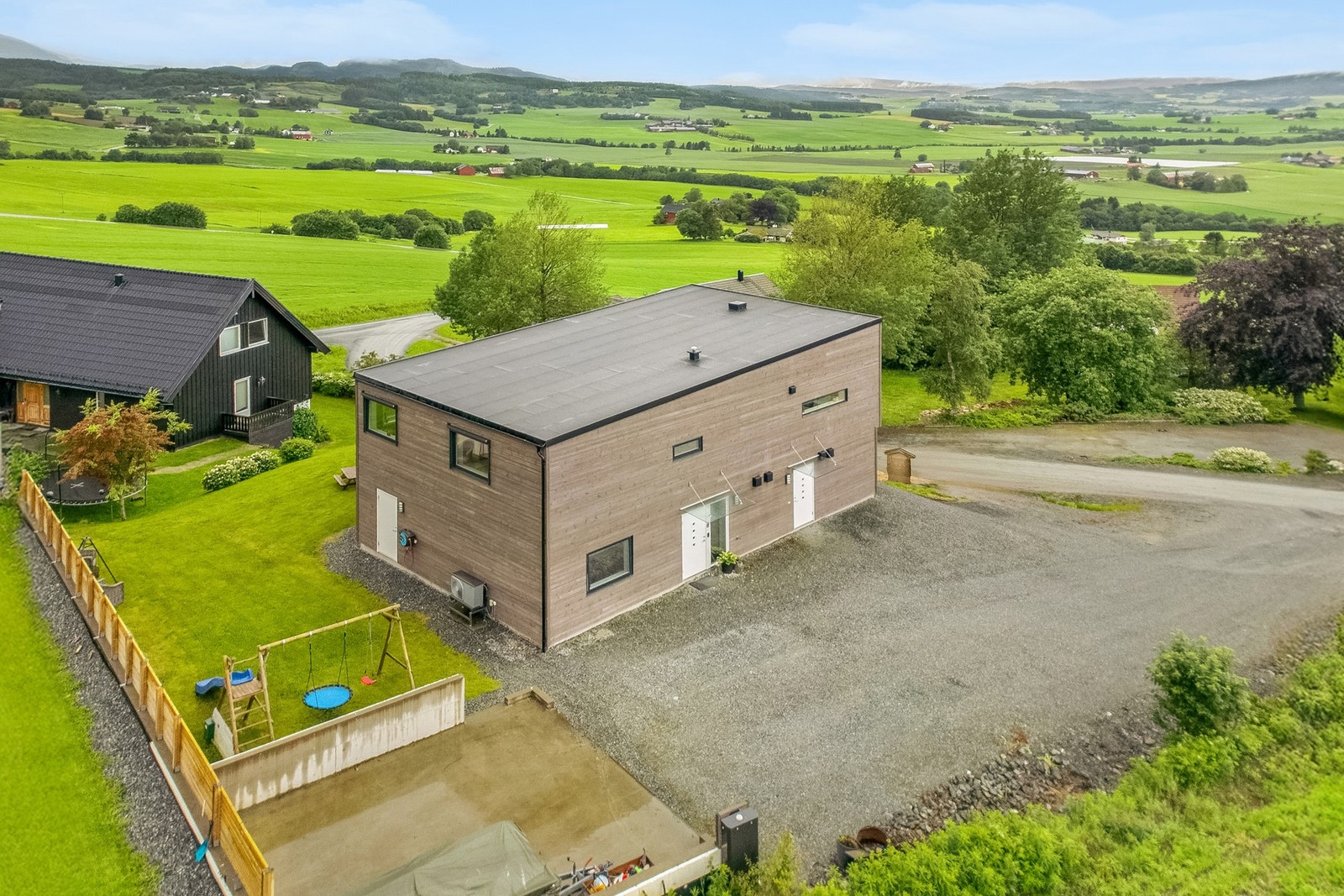 Boligen har en tomt på ca. 1 mål med romslig hage og god plass til lekestativ, hagemøbler og parkering. Det er støpt plate til garasje. Galleribilde