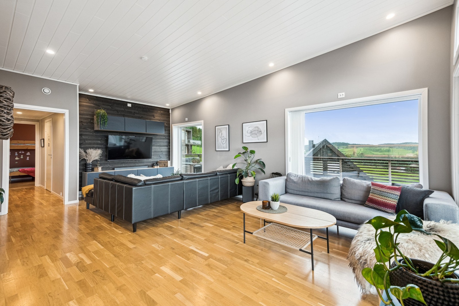 Alle vinduene i 2. etasje (unntatt mot nord) har utvendig monterte screens som er veldig godt å ha på varme dager hvor solen steker på vinduene. Galleribilde