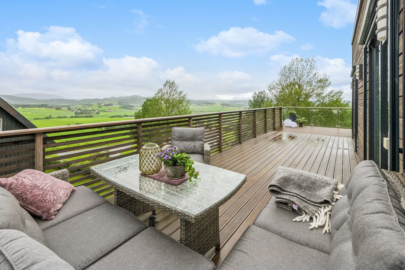 Her kan man flytte seg etter solforholdene da verandaen går på to sider av boligen. Terrassen mot sør er stor og har god plass til hagemøbler. Galleribilde