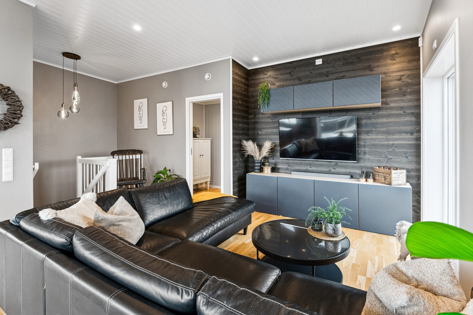 Trivelig TV-hjørne i stua, litt tilbaketrukket fra kjøkken og spisestue. Galleribilde